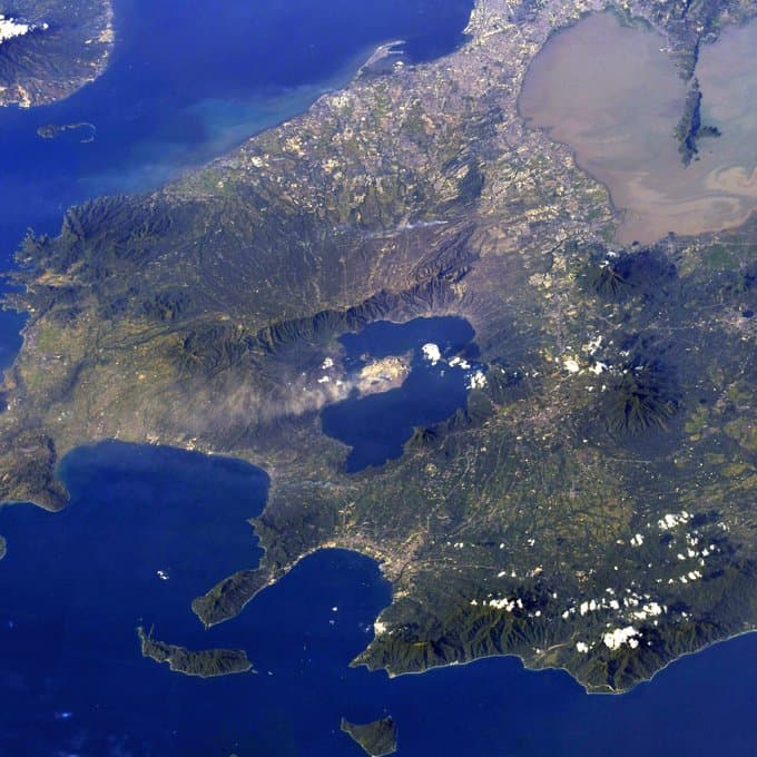 “Vigilando el volátil Volcán Taal en Filipinas desde la @Space_Station. 
<a href="https://www.univision.com/noticias/mundo/lava-cenizas-y-gases-del-volcan-taal-ponen-en-alerta-maxima-a-filipinas-fotos-fotos">El sur de Manila está cubierto de cenizas</a> y (una escena) de otro mundo se ve en medio del lago Taal (donde ocurrió la erupción), en contraste contra las verdes montañas circundantes”, escribió Koch junto a esta fotografía que tomó el 22 de enero de 2020.