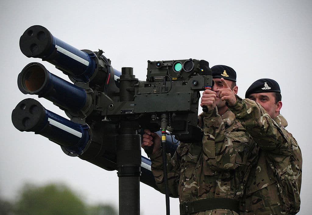 El Reino Unido ha dicho que está suministrando un número no especificado de armas antiaéreas Starstreak de alta velocidad a Ucrania. Las armas, fabricadas en Irlanda del Norte, son misiles tierra-aire de corto alcance y están guiadas por láser para aumentar las posibilidades de alcanzar sus objetivos. Tiene un alcance de hasta 4.3 millas (7kms).
<br>