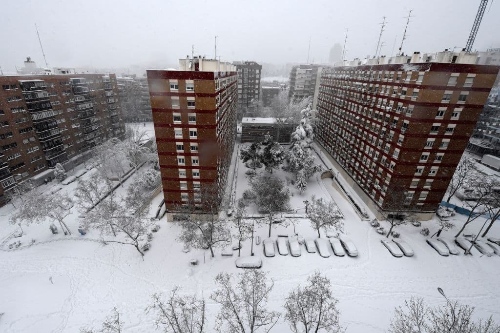 Según el Ministerio de Transporte, en los últimos días se han movilizado 1,305 equipos de quitanieves en toda España y se han consumido "en solo dos días" el 30% de todo el químico para derretir nieve que se usó el año pasado.