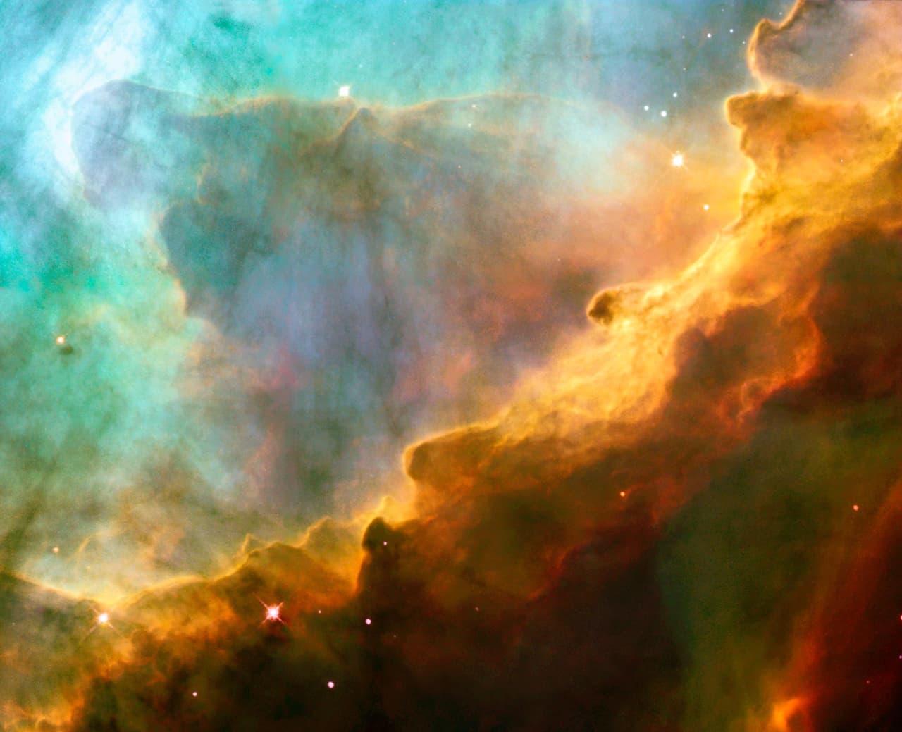 <b>Nebulosa Omega (2003). </b>Esta imagen tomada por Hubble muestra un océano burbujeante de gas de hidrógeno brillante y pequeñas cantidades de otros elementos como oxígeno y azufre.