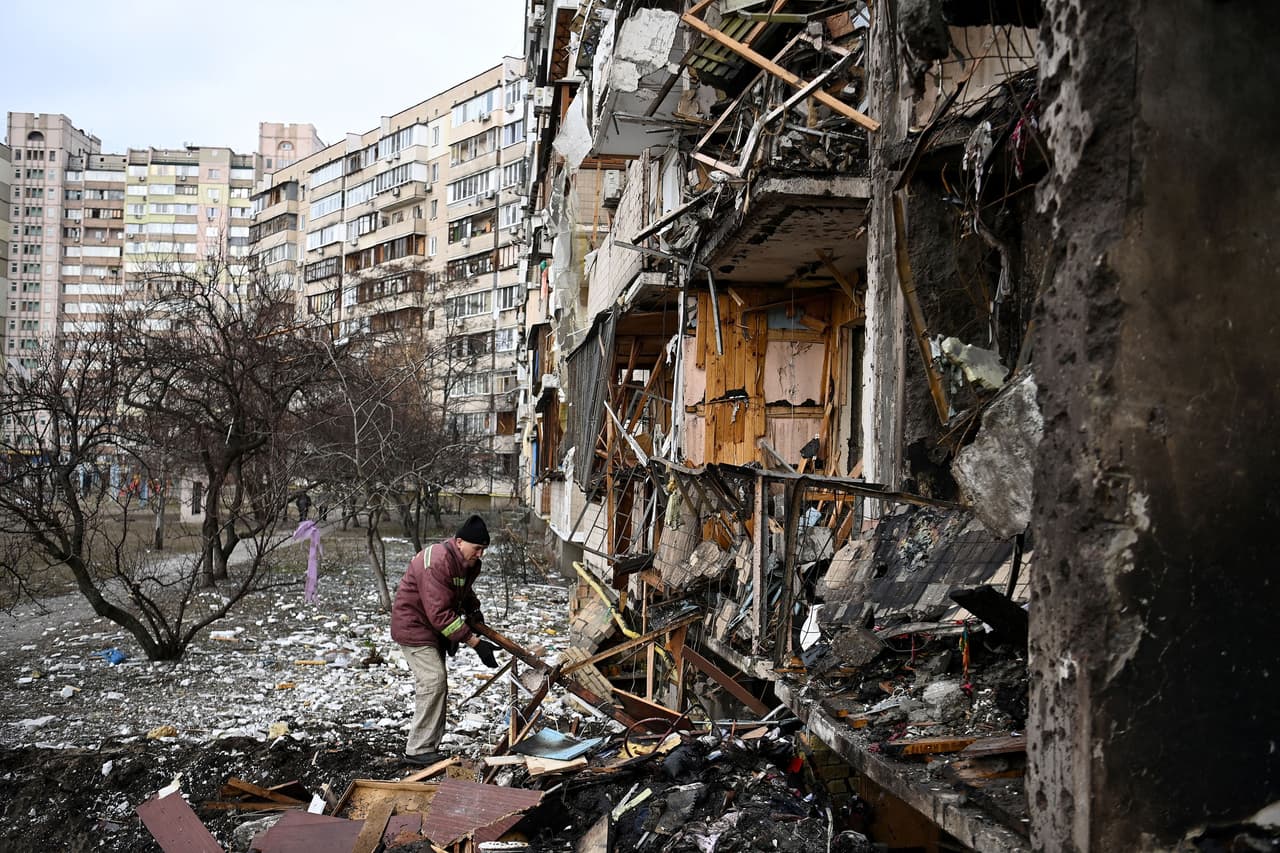 Un hombre explora los escombros en un edificio residencial afectado en un bombardeo en un suburbio de Kiev, el 25 de febrero.
<br>
<br>El grupo alemán Volkswagen decidió detener su actividad empresarial en Rusia, incluida la de su filial Skoda Auto, que detuvo la producción de autos en sus dos plantas rusas y todas las exportaciones a Rusia.
<br>