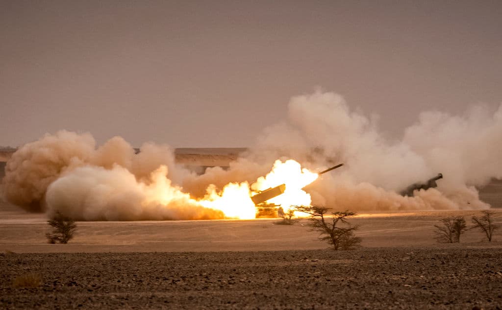 Los lanzadores del Sistema de Cohetes de Artillería de Alta Movilidad (HIMARS) M142 de EEUU disparan salvas durante el ejercicio militar "León Africano" en la región de Grier Labouihi, en el sureste de Marruecos, el 9 de junio de 2021.