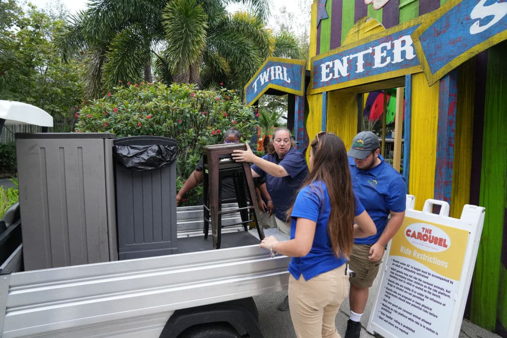 Tan pronto 
<b>el gobernador de Florida, Ron DeSantis, advirtió el domingo</b> 6 de octubre sobre 
<b><a href="https://www.univision.com/local/tampa-wvea/huracan-milton-entraria-por-tampa-florida-tener-comida-y-agua-una-semana" target="_blank">el peligro que representa el paso del huracán Milton</a> </b>para el centro del estado, 
<b>en el Zoológico de Tampa</b> comenzaron a coordinar la activación de sus planes de evacuación para asegurar que sus 
<b>más de 1,000 animales </b>estén seguros.