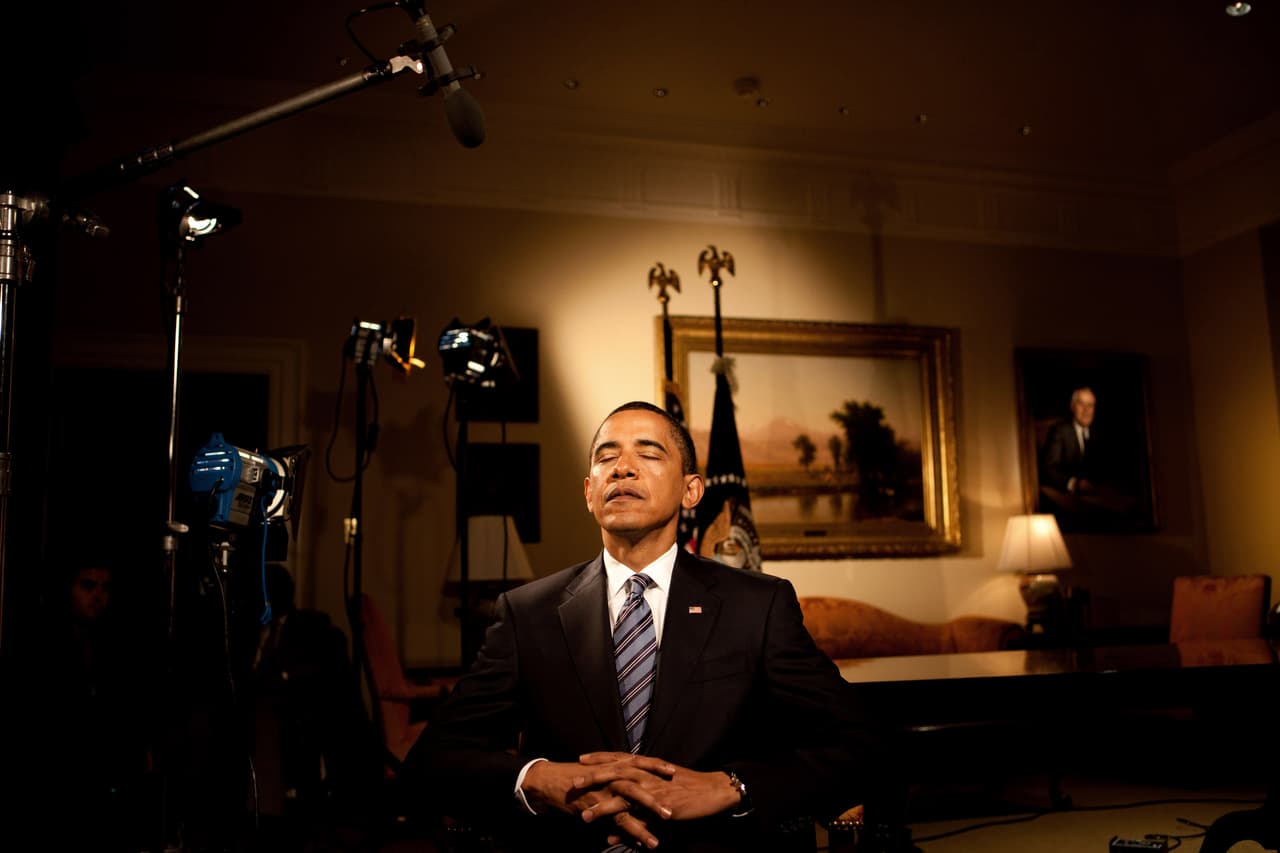 <b>Días de radio. </b>Obama hace una pausa antes de grabar su discurso semanal de radio en la sala Roosevelt de la Casa Blanca.