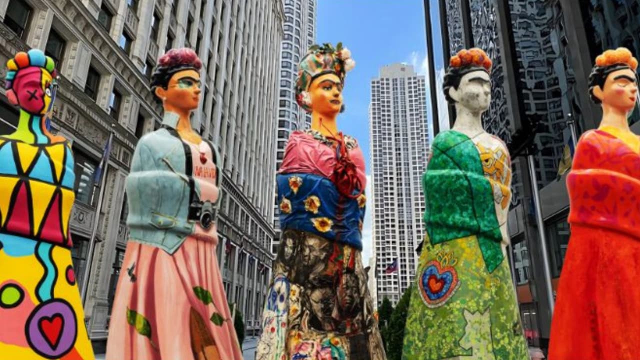 ¡El arte está en la calle! Fridas gigantes decoradas por artistas mexicanos llenan la Plaza de las Américas del 2 al 10 de mayo.
<br>Una exhibición al aire libre con esculturas monumentales inspiradas en Frida Kahlo se tomará Michigan Avenue. Cada pieza fue intervenida por talento mexicano. 
<br>