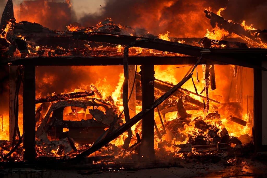 Cientos de bomberos en el 
<b>condado Ventura</b>, al 
<b>noroeste de Los Ángeles</b>, batallan este lunes con 
<b>el incendio Mountain</b>, que solo han podido contener en 31 por ciento. Desde que comenzó, el miércoles 6 de noviembre, las llamas han destruido 168 propiedades, residenciales y comerciales. Además, las autoridades 
<b><a href="https://www.univision.com/local/los-angeles-kmex/bomberos-rescatan-136-personas-de-las-llamas-incendio-mountain-condado-ventura" target="_blank">han registrado 136 rescates</a></b>.