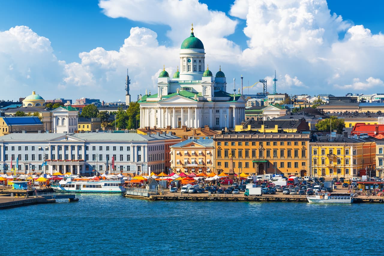 <b>Puesto 22. Finlandia. </b>Tiene una economía altamente diversificada, que exporta materias primas y productos manufacturados, especialmente electrónicos, autos y otras maquinarias. Su INB es de 41,814 dólares y su esperanza de vida es de 81,4 años. Según Transparencia Internacional, Dinamarca y Nueva Zelanda son los únicos dos países con menos corrupción que Finlandia en todo el mundo.