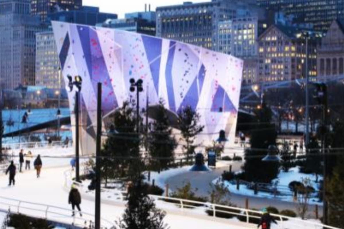 ⛸ 
<b>Maggie Daley Park</b>
<br>📍337 E. Randolph St.
<br>📆De lunes a domingo de 11:00 am a 10:00 pm
<br>📲Renta de patines tienen un costo
<br>✍️Más información (312) 552-3000