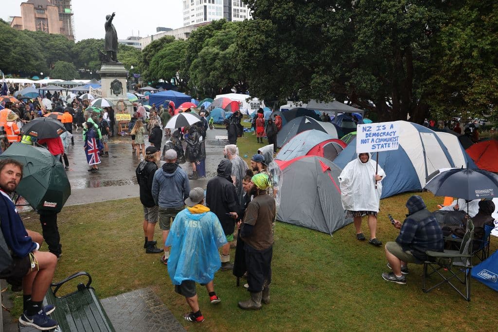 En Nueva Zelanda, activistas llevan cuatro días acampando en los jardines del Parlamento de Wellington. Las protestas derivaron en enfrentamientos con la policía, que procedió a más de 120 detenciones. El número de manifestantes ascendió a casi 1,500 el viernes, en tanto que los agentes reducían sus esfuerzos para dispersar las protestas. 
<br>