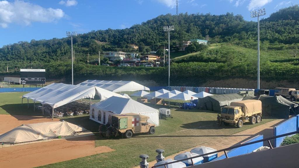 "En operaciones los campamentos base para atender a los miles de puertorriqueños en la zona sur. Estos campamentos ofrecen mejores facilidades para nuestra gente y sus familias. Agradezco la colaboración de las agencias estatales, 
<a href="https://www.facebook.com/USarmy/?__tn__=K-R&eid=ARCbFej9_lMZa0lFlLpFvK5Y6x2joFhjvJiDxjFdMr0WDTC_gVEEfn_g9sCTAynZWimsRv44fqKJajkC&fref=mentions&__xts__%5B0%5D=68.ARDhylgSXmhqf4RAUdbn55wUhoRzNMoFYqIajP2lIioJuaqOFUeSib-VmkUjkQu_kIjsByTWg-aiyPvyuTi1WAs5h46ATAf9MF4RzVMipvTIPfd2TT6YEsKnkIdzp-exbSo7EccpSJde8_WeJa-1khZYqA4oDGbX3nISOv11PdtQTGgph4chl29w0cXMZQnfKcld1wC3DuCMl8fkzjbTG6pncKKR4sQqkBPkaabPTaucfvAufecSZo63E_Fnvupuw4ANh3y3chIjgk5ppq_qI3aCrG2SYgYYO4kEA9xrs5uuwgqNltXqEvHfuXQvA6VkhbOh--Zymo8hlncRRV3ycZA">U.S. Army</a> y la Guardia Nacional", escribió la gobernadora en Facebook. 
<br>
<br>