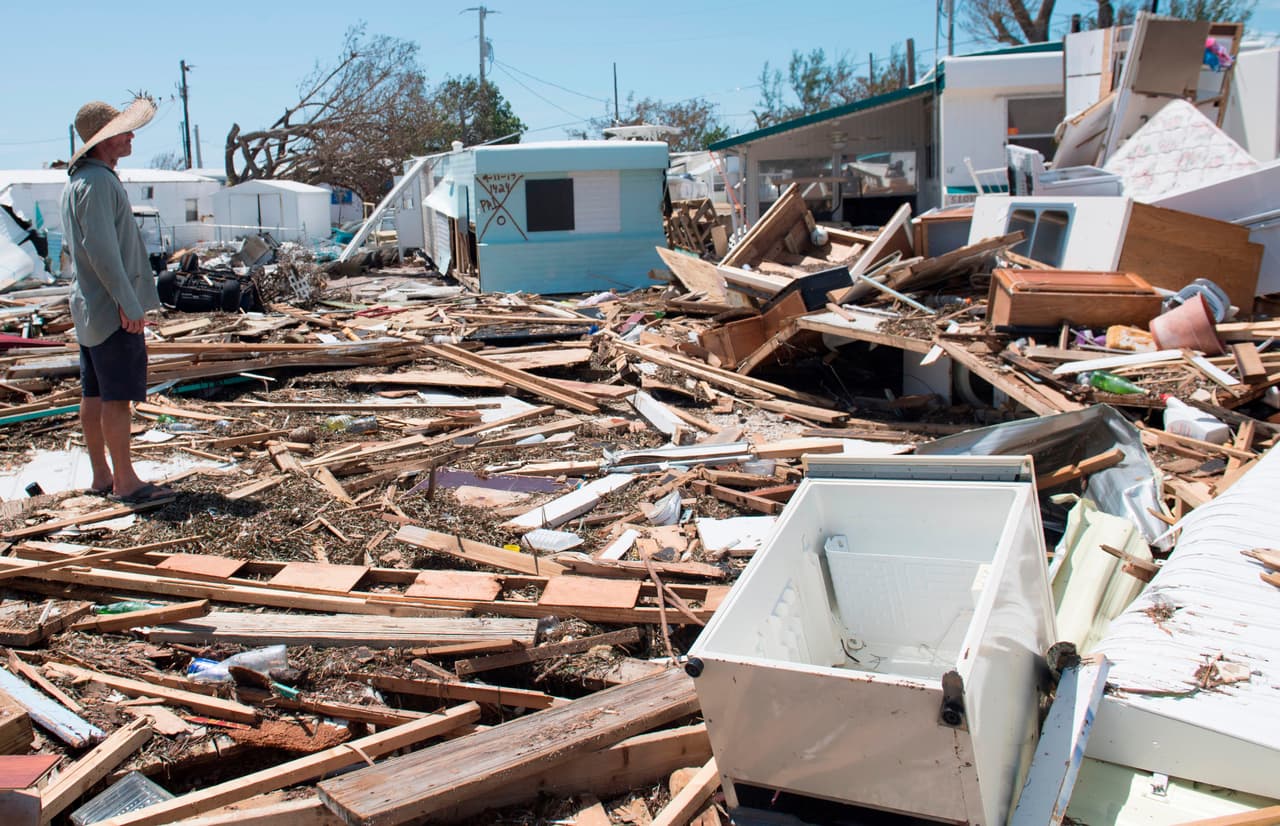 ISLAMORADA, FLORIDA. Bill Quinn vuelve a su casa y mira los destrozos causados en su remolque por el huracán en el Seabreeze Trailer Park en Islamorada. El 
<b><a href="http://www.univision.com/noticias/huracan-irma/el-monstruo-irma-se-traga-los-pequenos-cayos-de-la-florida" target="_blank">Irma pasó por los Cayos como categoría 4</a></b> con vientos de 130 mph.