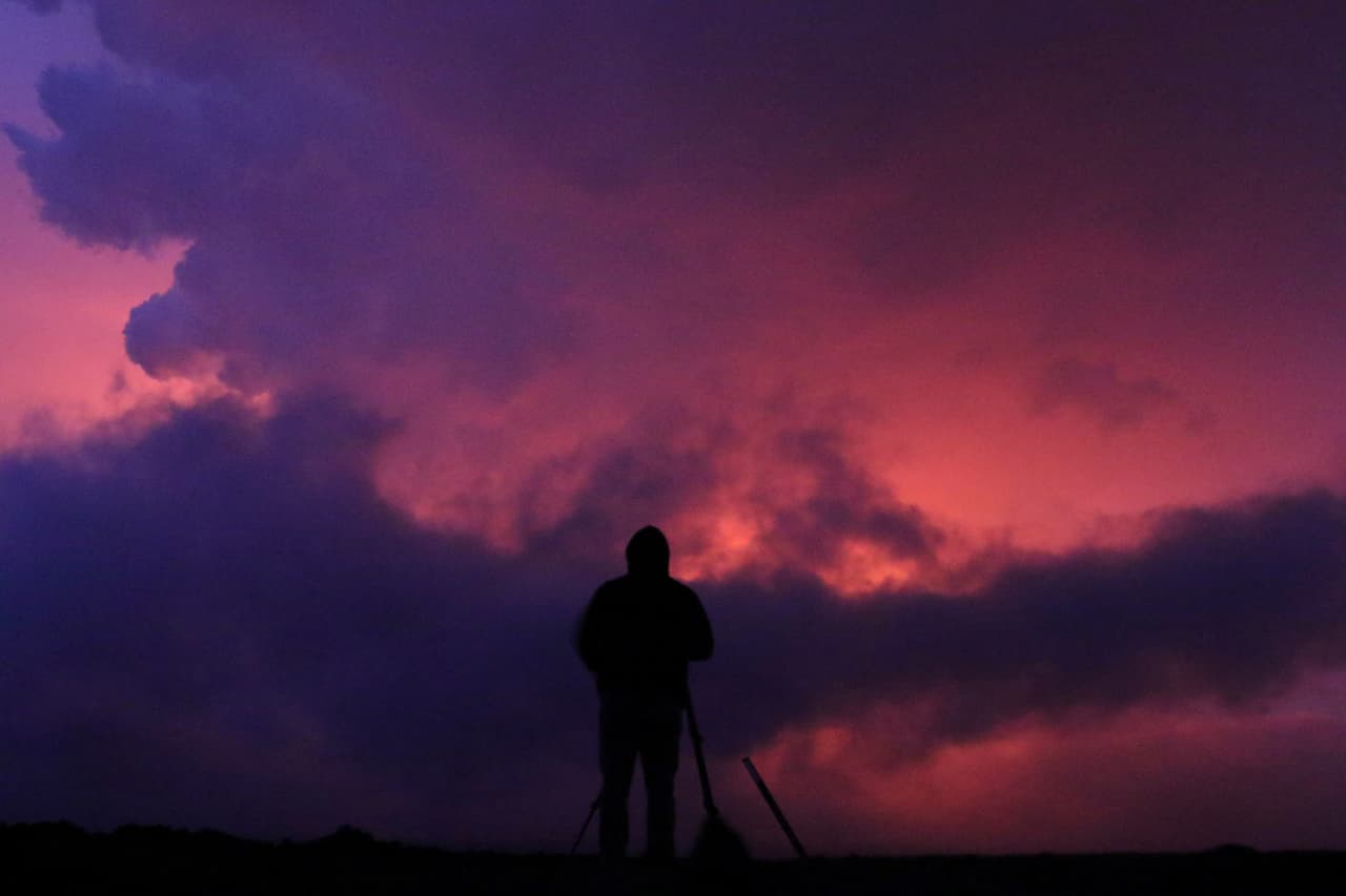 La erupción comenzó a última hora de la noche del domingo tras una serie de terremotos bastante fuertes, explicó a la agencia AP Ken Hon, científico a cargo del Observatorio Volcánico de Hawaii.