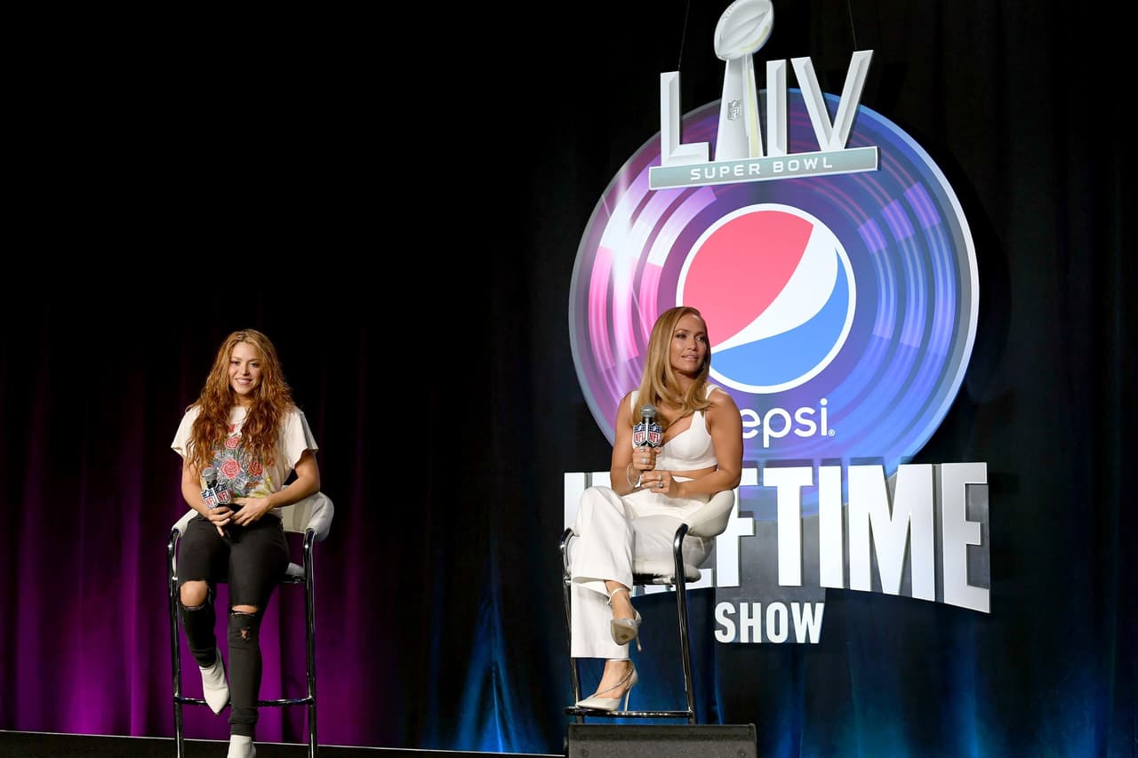 La revista 
<a href="https://www.newsweek.com/shakira-jennifer-lopez-streaming-after-super-bowl-1485620" target="_blank">Newsweek</a> reportó el pasado 4 de febrero que también en 
<b>Spotify se incrementaron las reproducciones de ambas cantantes</b>. La música de Shakira aumentó en un 230%, mientras que la de Jennifer en 335%, en comparación con la semana anterior al evento deportivo.
<br>