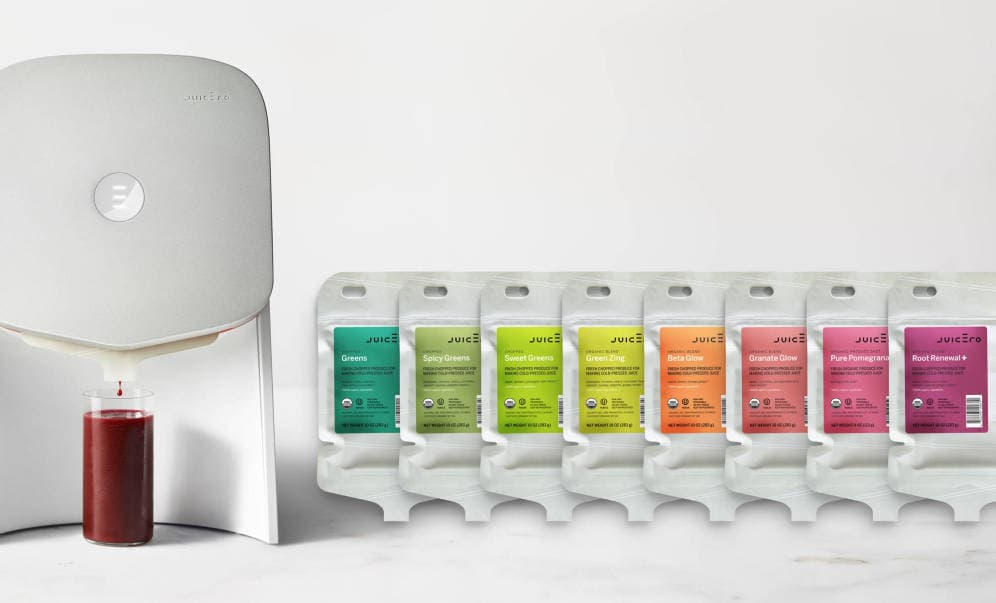 La moda, que ha puesto en alerta a las autoridades sanitarias, aterrizó de la mano de personajes como 
<a href="https://gizmodo.com/juicero-founder-hops-on-silicon-valleys-hot-starvation-1818583147" target="_blank">Doug Evans</a>. Evans es el creador de 
<a href="https://www.juicero.com/company-news/">Juicero</a> una 
<i>startup</i> que se hundió después de recaudar 120 millones de dólares para crear inútiles exprimidores como el de la imagen con acceso a wifi por valor de 700 dólares.