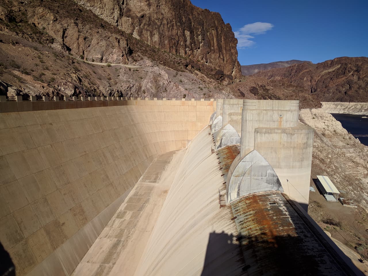 Esta es la 
<i>Presa Hoover, </i>una de las obras de ingeniería más importantes del siglo XX y se ubica al inicio de lo que se conoce como la cuenca baja del río Colorado.