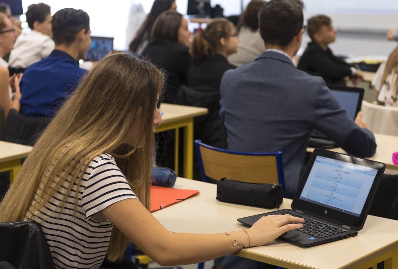 <b>El formulario de FAFSA debe llenarse cada año de estudio en la universidad o college</b>, para mantener el derecho a recibir esta ayuda financiera. Si el alumno completó un formulario de 2017-2018 parte su información será cargada de manera automática cuando llene la solicitud de 2018-2019 y elija la opción
<b> Renewal FAFSA</b>. Pero deberá actualizar la declaración de impuesto y otros aspectos de su vida que puedan haber cambiado y repercutan en su situación económica como, por ejemplo, si el estudiante o sus padres se divorciaron o casaron.