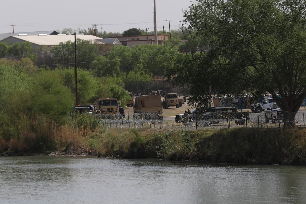 El gobernador de Texas, 
<a href="https://www.univision.com/local/san-antonio-kwex/temen-llegada-masiva-de-inmigrantes-con-el-levantamiento-del-titulo-42-video?utm_campaign=Univision%20San%20Antonio&utm_medium=social&utm_source=facebook&fbclid=IwAR3QrimxBJvCSwB0AfbeAgViPMZHXc3K26ckQJINKUMYF8jybhDakHNhZxI" target="_blank">Greg Abbott</a>, dijo que mandaría a inmigrantes que llegaran a la frontera en camiones hasta la capital del país para que el presidente Biden decidiera qué hacer con ellos tras poner fin a las expulsiones por el Título 42.