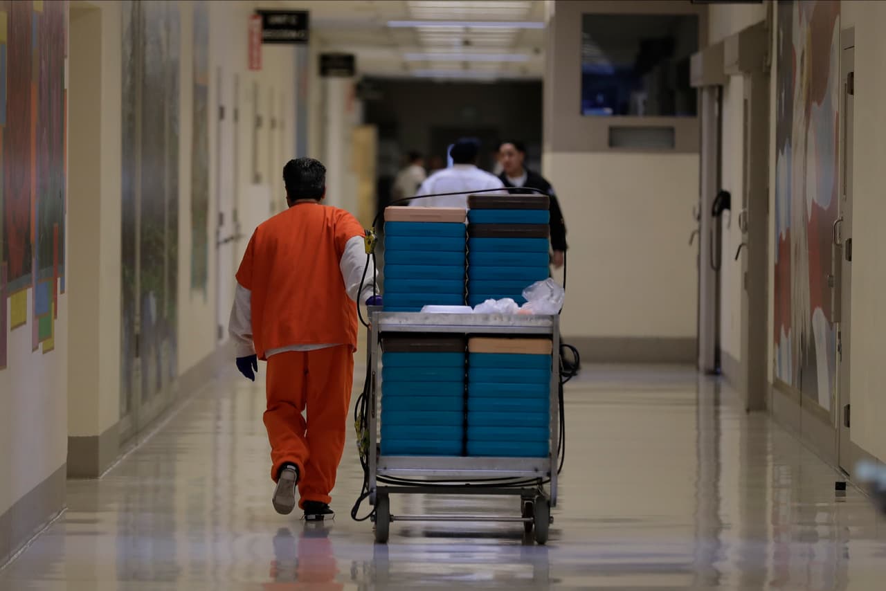 Crece la presión para que el gobierno libere a inmigrantes internados en centros de detención de ICE