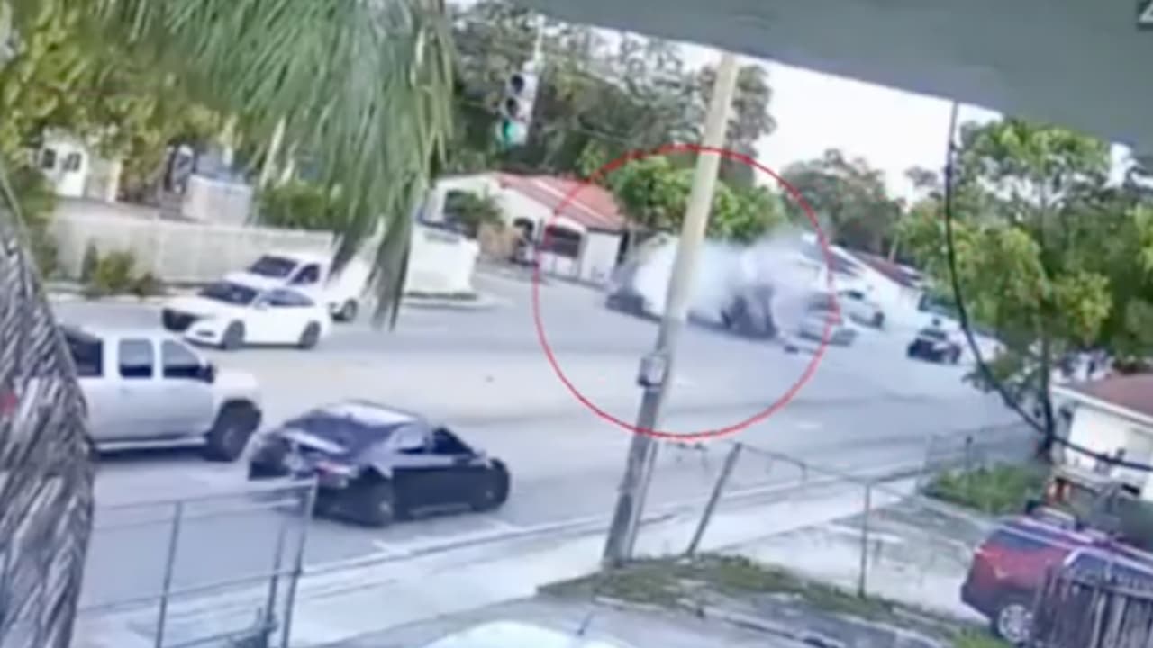 Violento choque entre 4 autos quedó registrado en video de cámara de seguridad