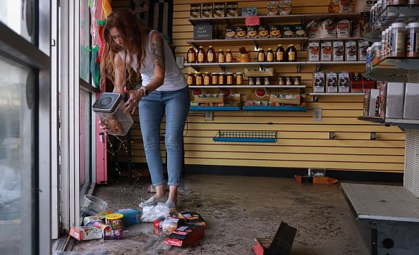 En las costas de Tarpon Springs también 
<b>los locatarios se vieron afectados por las inundaciones provocadas por Helene.</b>
