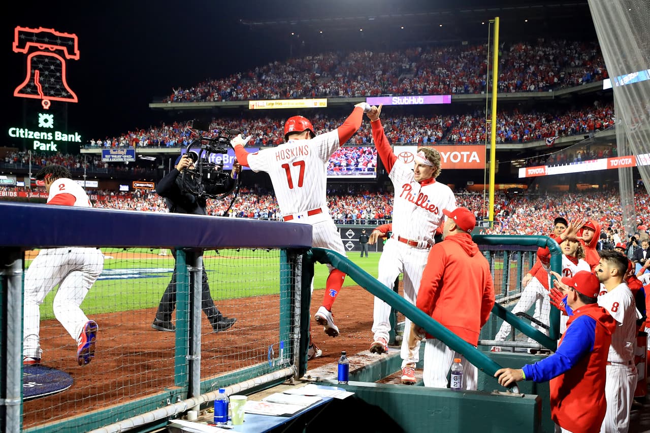<b>Rhys Hoskins </b>#17 reacciona después de su jonrón de dos carreras contra los Padres de San Diego durante la quinta entrada del cuarto juego de la Serie de Campeonato de la Liga Nacional.