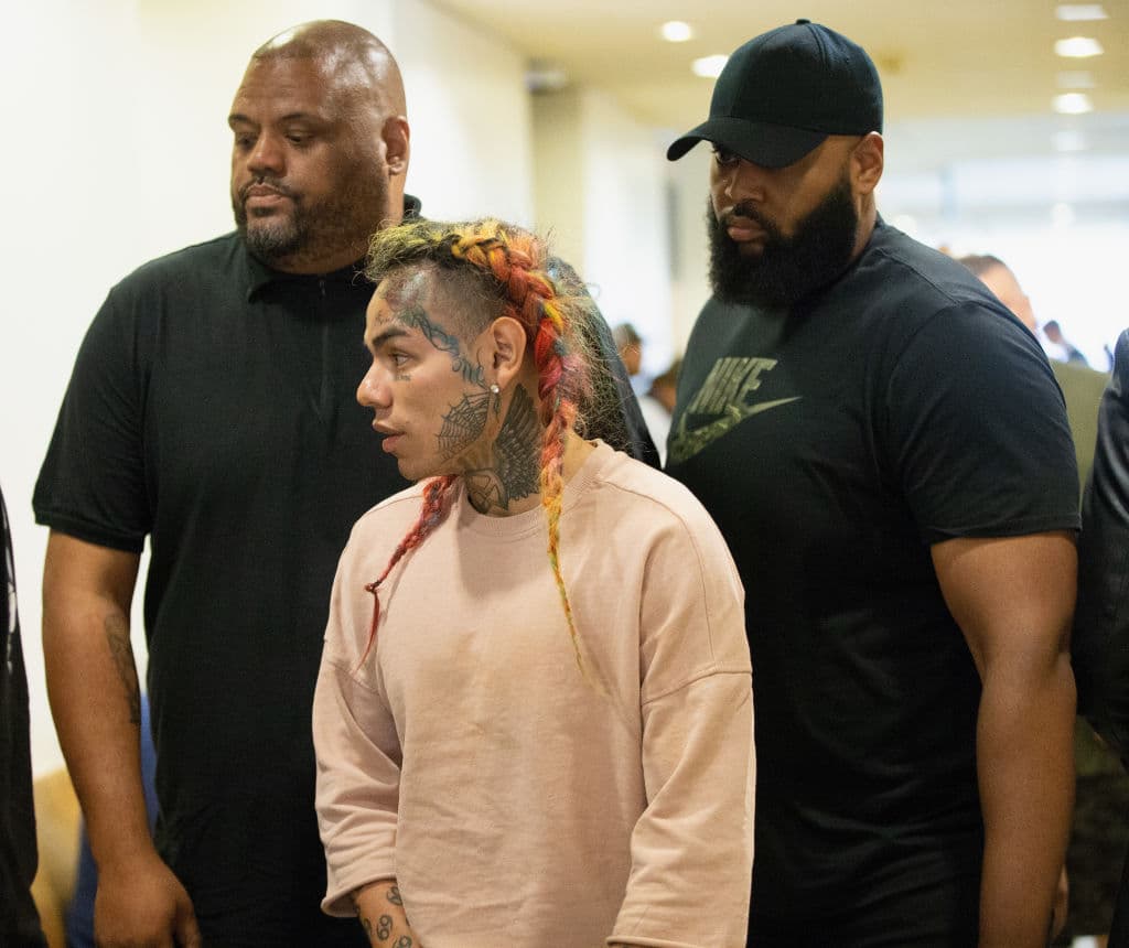 A Tekashi le fue negada la solicitud de fianza y arresto domiciliario por considerarse una persona peligrosa para la sociedad.