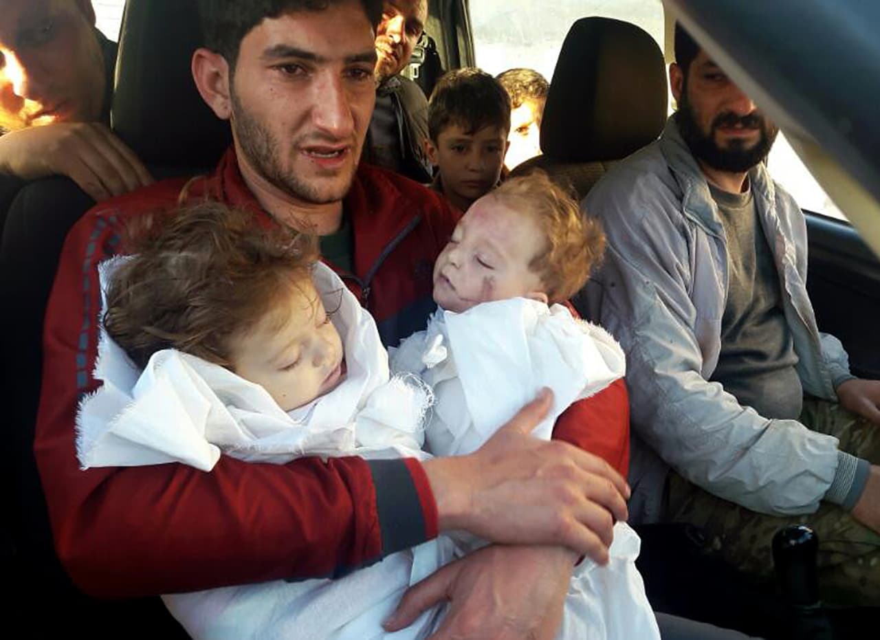 SAbdul-Hamid Alyousef, de 29 años, sostiene a sus gemelos que murieron durante el que parece ser un ataque con armas químicas del régimen sirio en la provincia de Idlib. Alyousef también perdió a su esposa, dos hermanos, sobrinos y muchos otros miembros de la familia.