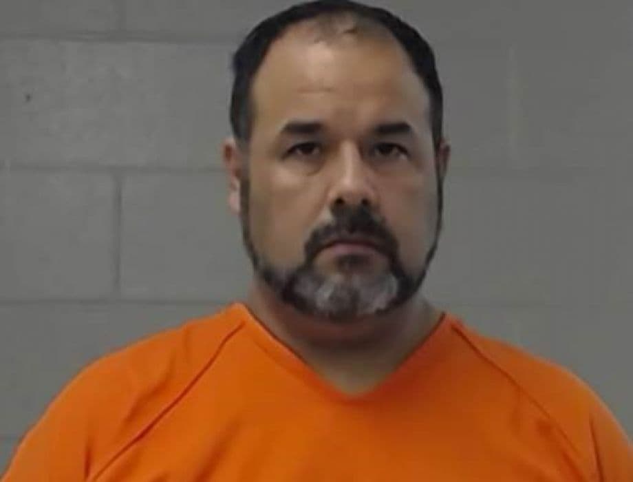 Arrestan a maestro del NISD por abuso de menores