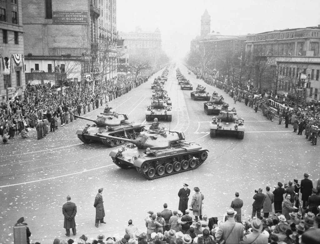 ARCHIVO - Tanques medianos del Ejército avanzan por la Avenida Pensilvania durante el Desfile Inaugural del Presidente Dwight D. Eisenhower, el 21 de enero de 1953, en Washington. Los tanques del frente giran hacia la Calle 15 camino a la tribuna de revisión instalada frente a la Casa Blanca. (Foto AP, Archivo)