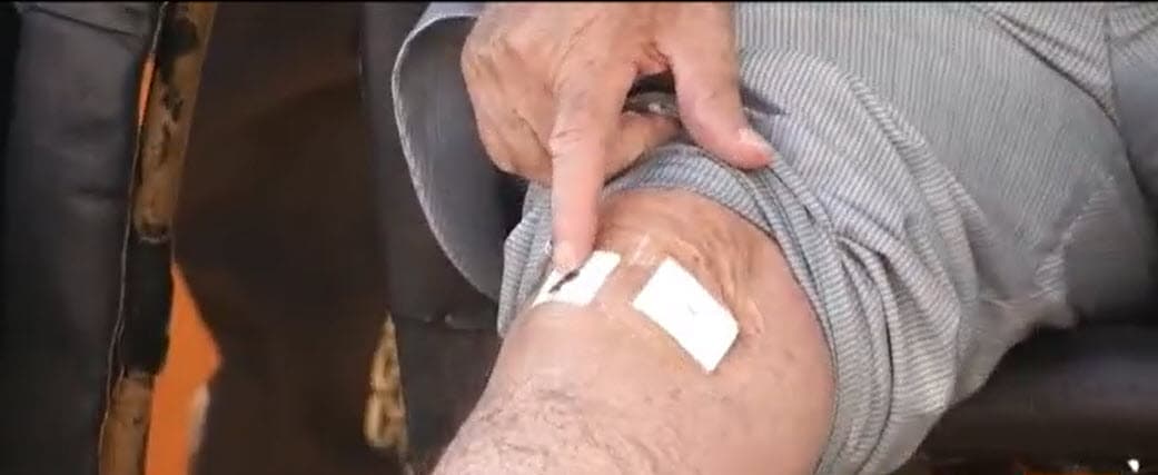 Sin embargo, ese año sufrió otro descalabro en su salud. En noviembre, Vicente Fernández Jr. dio a conocer que su famoso padre
<b> se había lesionado la rodilla</b> y que fue operado de emergencia en Texas. Ahí estuvo dos meses en rehabilitación. 
<br>