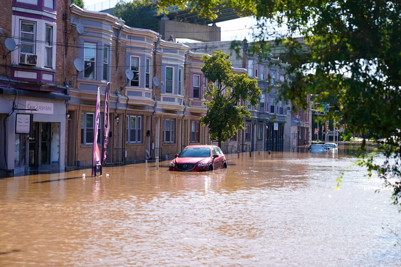 Autoridades locales del noreste de Estados Unidos han reportado al menos dos decenas de muertos
<b> </b>en medio de las fuertes lluvias e inundaciones que dejaron los remanentes del 
<a href="https://www.univision.com/temas/huracan-ida-2021">huracán Ida </a>en Pennsylvania, 
<a href="https://www.univision.com/temas/nueva-york">Nueva York,</a> 
<a href="https://www.univision.com/temas/nueva-jersey">Nueva Jersey </a>y Maryland. En la imagen, el río Schuylkill se desbordó en el área de East Falls, Philadelphia.