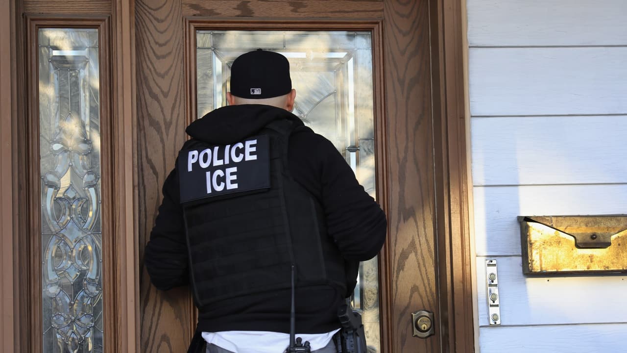 ICE usó aparatos para espiar celulares más de 500 veces en tres años
