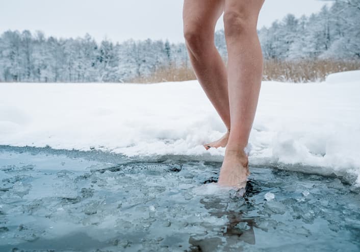 Se bañó en un río helado como parte de una terapia y murió en minutos: los riesgos de la inmersión en agua fría