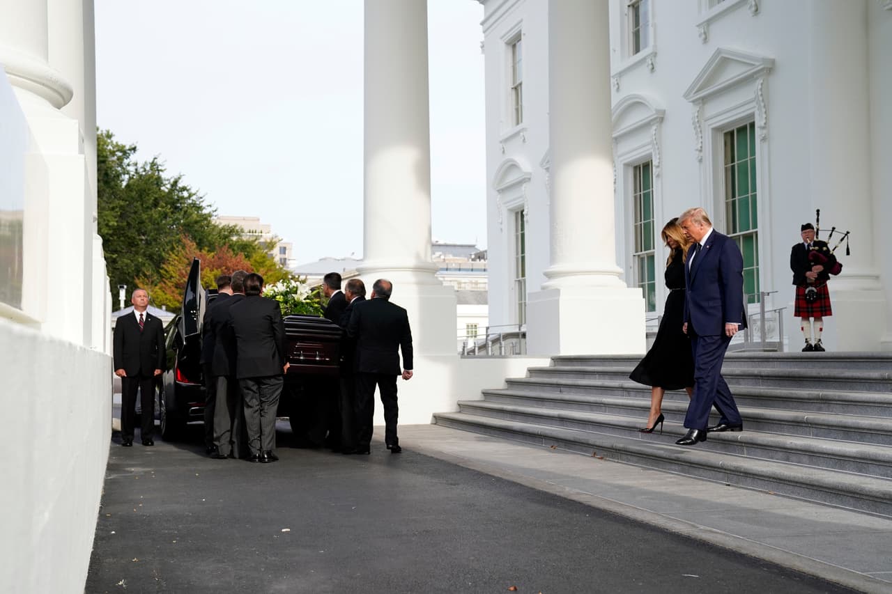 Fueron invitados el vicepresidente 
<b><a href="https://www.univision.com/temas/mike-pence">Mike Pence</a></b> y el exalcalde de Nueva York Rudolph Giuliani. Los invitados no usaron mascarillas en el funeral pero todos fueron sometidos a pruebas de coronavirus en el Trump International Hotel, relata el diario.