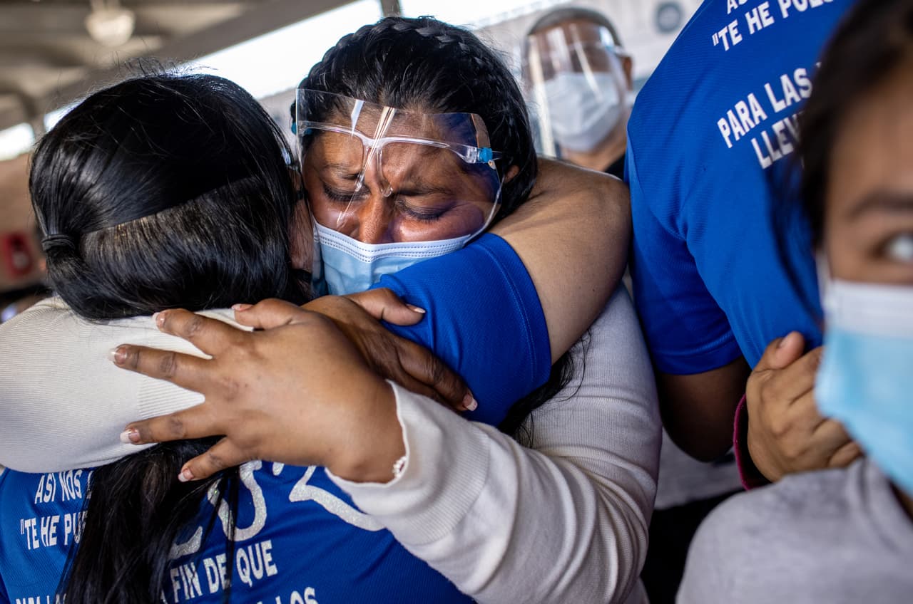 Una solicitante de asilo emocionada abraza a un voluntario luego de que se le permitiera la entrada a Brownsville el 26 de febrero. Mayorkas indicó que las familias también son devueltas por el Título 42, "salvo cuando México no tiene capacidad de recibirlos".