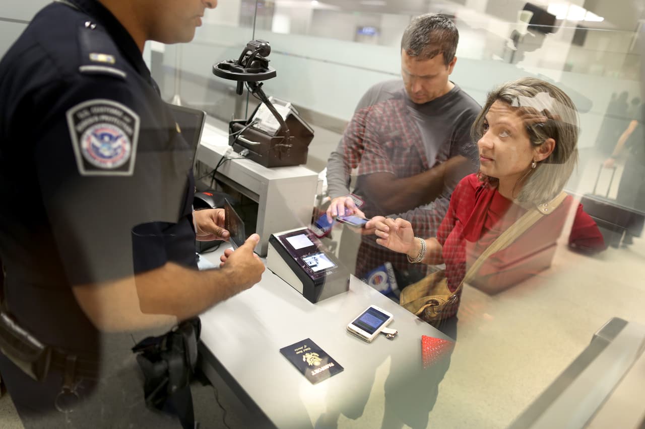 Si actualmente estás en Estados Unidos, tienes disponible inmediatamente una visa de inmigrante en las categorías de 
<b>EB-1, EB-2, y EB-3</b>, y cumples con ciertos otros requisitos. Los Documentos para Transporte permiten a las líneas aéreas u otros medios de transporte abordar a residentes permanentes que han estado fuera de Estados Unidos temporalmente y cuyas Tarjetas Verde o Permisos de Reingreso fueron robadas, extraviadas o destruidas. Más sobre los Documentos para Transporte 
<a href="https://www.uscis.gov/es/tarjeta-verde%20/documentos-viaje" target="_blank">aquí</a>.