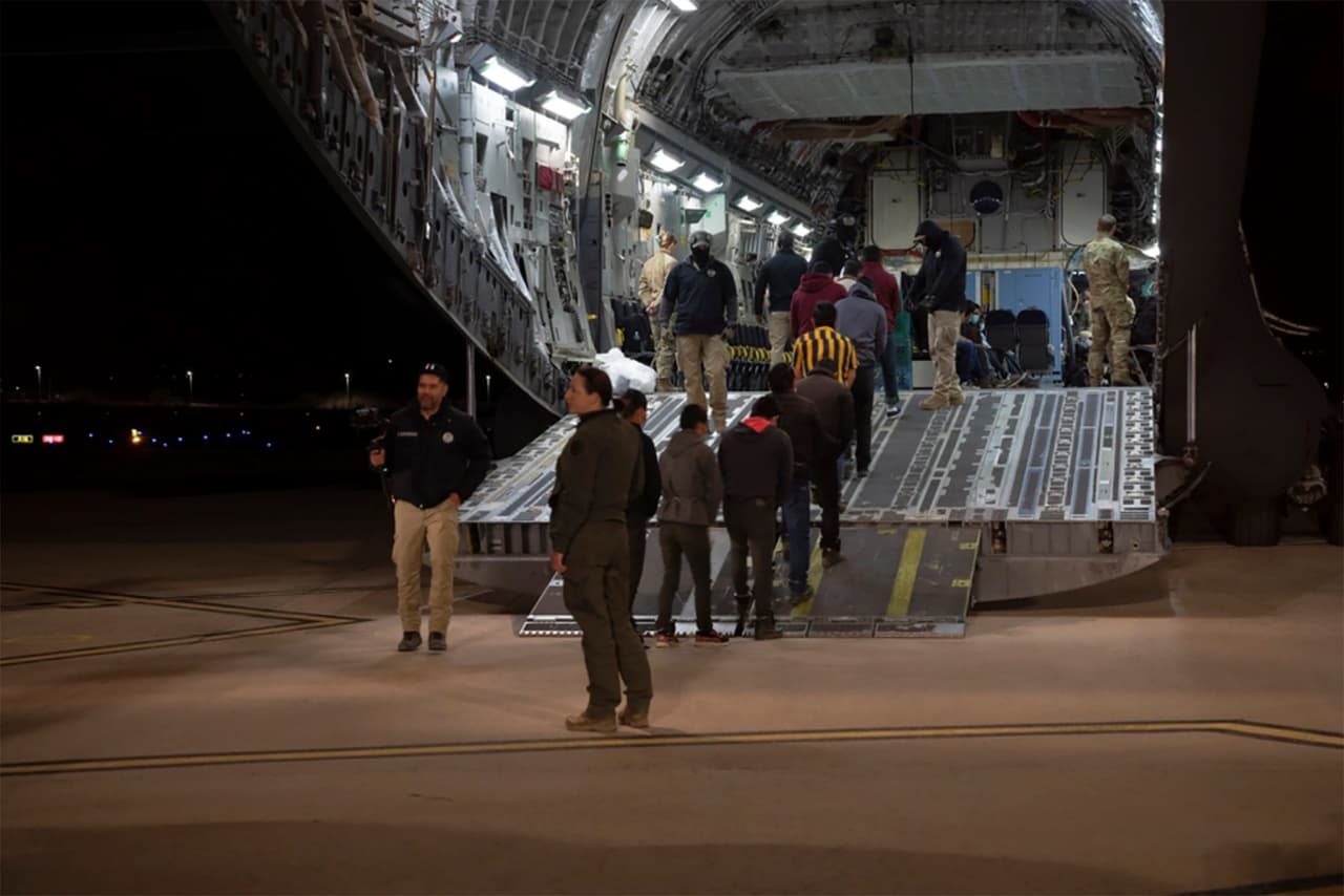 Los 
<b><a href="https://www.univision.com/local/arizona-ktvw/deportaciones-tucson-aviones-militares-guatemala" target="_blank">vuelos de deportación de inmigrantes</a></b> se están concretando desde diversos puntos del país.