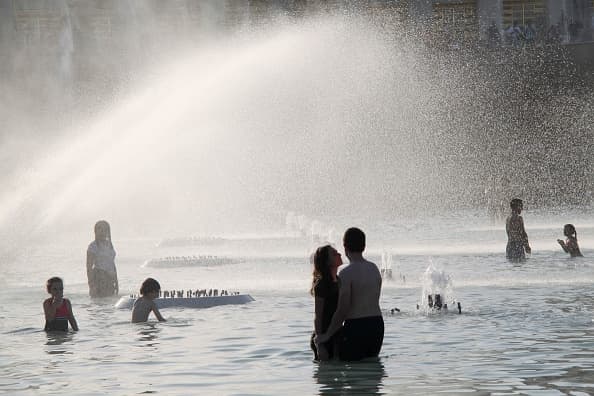 <b>Puesto 30. Sobreexposición al calor o frío: 0.09%.</b> 53,350 muertes en 2017. 
<a href="https://www.univision.com/noticias/salud/al-menos-tres-muertos-por-la-ola-de-calor-que-esta-afectando-a-150-millones-de-personas">Las oleadas de calor</a> o frío extremo afectan principalmente a las personas más vulnerables, ancianos y niños.