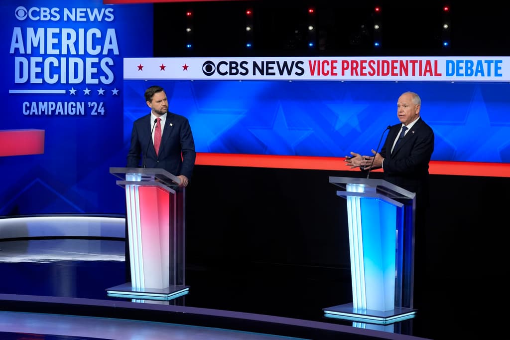 El gobernador Tim Walz y el senador JD Vance en pleno debate. (AP Photo/Matt Rourke)