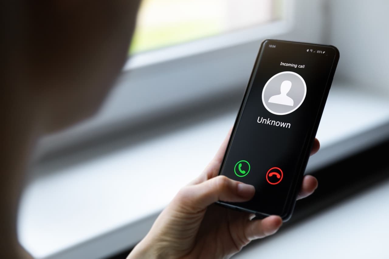 <b>Esto le permite recibir todas sus llamadas y comunicaciones, </b>incluidas aquellas que pueden permitirles acceder a sus perfiles de redes sociales, cuentas bancarias y otras cuentas. 
<br>