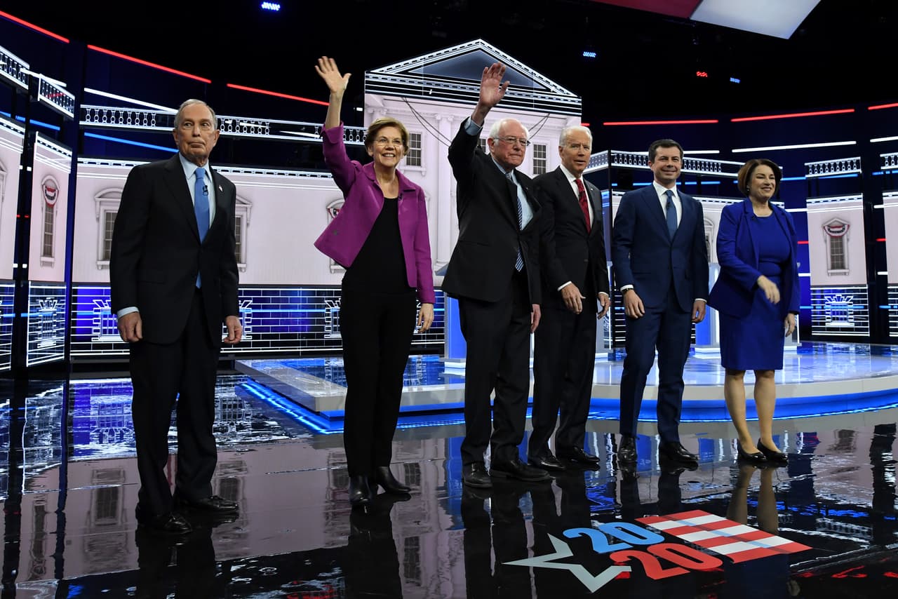 El multimillonario 
<a href="https://www.univision.com/temas/michael-bloomberg">Michael Bloomberg</a> (a la izquierda de la imagen) debutó este miércoles en el ciclo de debates de las primarias del Partido Demócrata estadounidense, en un encuentro celebrado en Las Vegas, Nevada, y se convirtió rápidamente en el blanco fácil del resto de aspirantes, particularmente de la senadora 
<a href="https://www.univision.com/temas/elizabeth-warren-1">Elizabeth Warren</a> y el senador 
<a href="https://www.univision.com/temas/bernie-sanders">Bernie Sanders</a>. En el cara a cara también participaron el exvicepresidente 
<a href="https://www.univision.com/temas/joe-biden">Joe Biden</a>, el exalcalde de South Bend 
<a href="https://www.univision.com/temas/pete-buttigieg">Pete Buttigieg</a> y la senadora 
<a href="https://www.univision.com/temas/amy-klobuchar">Amy Klobuchar</a>.