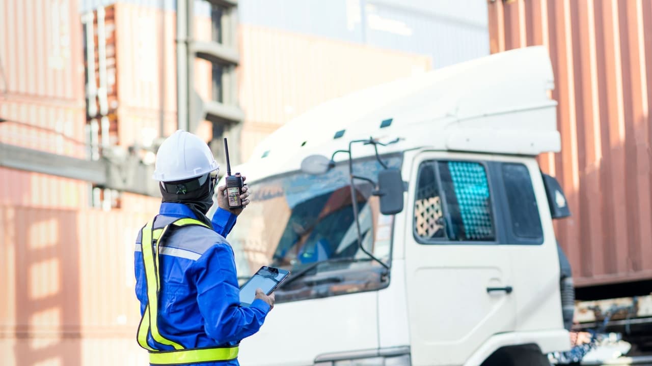 <b>12. Gerentes de transporte, almacenamiento y distribución</b>
<br>Se encargan de dirigir los procesos de distribución y ganaron 
<b>$94,700 </b>en salario anual promedio.