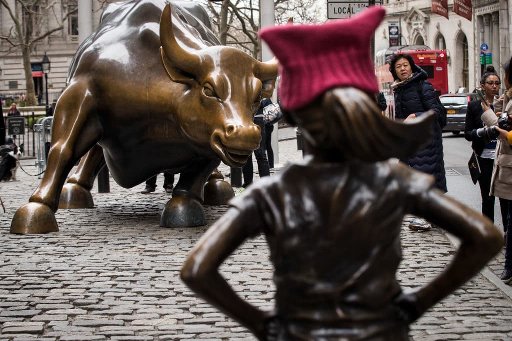 La obra de bronce fue colocada por la empresa gestora de fondos State Street Global Advisors (SSGA) para enviar un mensaje a las miles de compañías en las que invierte el dinero de sus clientes: 
<b><a href="http://www.univision.com/noticias/derechos-de-la-mujer/undiasinmujeres-las-fotos-que-demuestran-el-camino-que-falta-por-recorrer">aumenten la participación de mujeres en sus mesas directivas</a></b>. Por momentos, la 'pequeña' tuvo el 
<b><a href="http://www.univision.com/estilo-de-vida/trending/gorros-con-orejas-de-gato-tejidos-a-mano-en-lana-rosa-un-simbolo-de-la-marcha-de-mujeres-o-una-frivolidad">sombrero rosado usado por algunas en la marcha de mujeres realizada en enero</a></b>. (Getty Images)