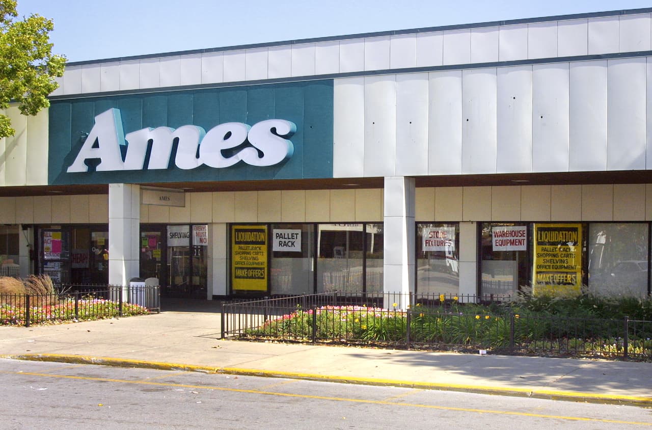 <b>Ames</b> se declaró en bancarrota por segunda vez en el 2001 y cerró sus cerca 700 tiendas en el 2002.