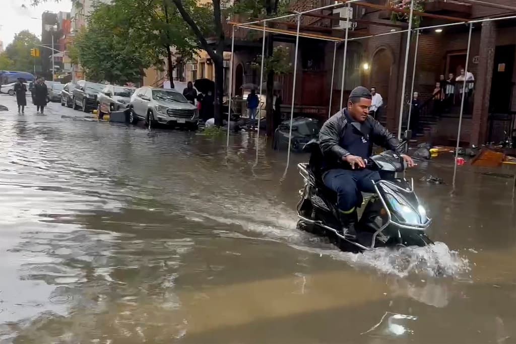 La misma autoridad de transporte pidió a los ciudadanos no salir en caso de no ser necesario. "El servicio en nuestro sistema está severamente colapsado por la lluvia extrema. 
<b>Por favor quédese en casa si no necesita salir",</b> señalaron en un tuit.
<br>