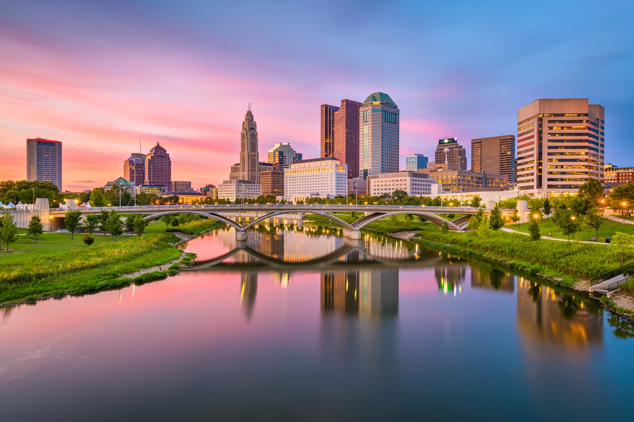 <b>Ohio.</b> Los visitantes deben hacer cuarentena por dos semanas al llegar, excepto los trabajadores esenciales. Los contagiados de covid-19 o quienes presenten síntomas de la enfermedad no pueden ingresar a Ohio. En este estado hay 525 contagios de covid-19 por cada 100,000 habitantes.