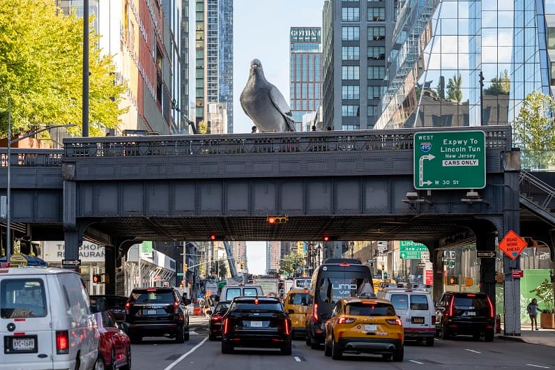 La escultura se encuentra en el cruce de la 
<b>calle 30 y la Décima Avenida.</b>
<br>