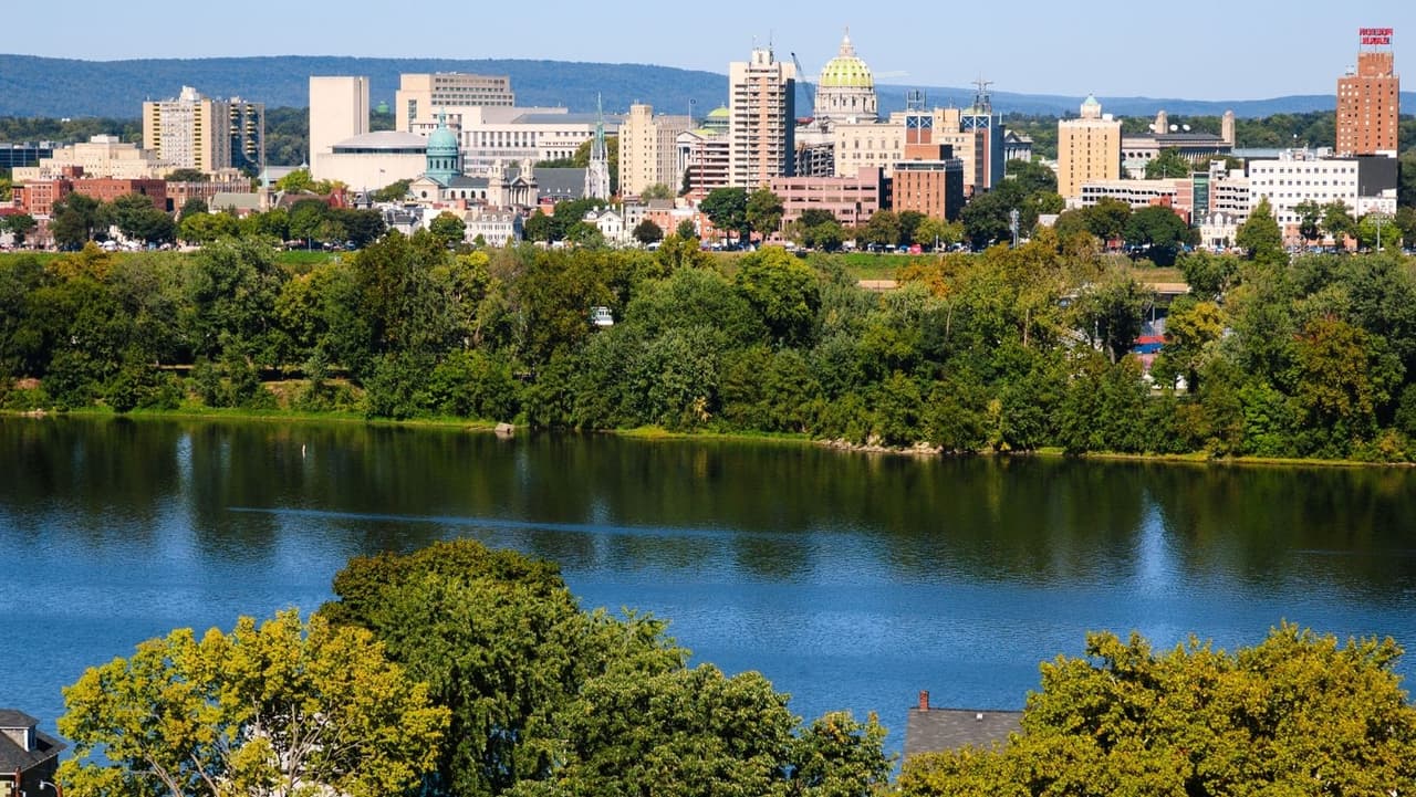 <b><a href="https://www.univision.com/local/philadelphia-wuvp/harrisburg-se-prepara-para-manifestaciones-y-disturbios-previo-a-la-inauguracion-de-biden-video">Harrisburg</a></b>: La capital de Pensilvania obtuvo el puesto 13 en la lista de jubilados con una puntuación general de 7.1. Es un gran lugar para que ciclistas y corredores disfruten del paisaje del río Susquehanna en los senderos del Riverfront Park, y el área también alberga muchos de los festivales y eventos anuales del área metropolitana. Los costos de vivienda en Harrisburg promediaron $ 265,150 en 2020 en comparación con el promedio nacional de $ 315,743. 
<br>