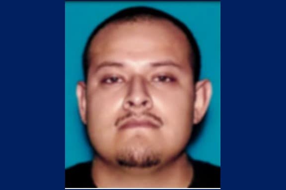 <h3 class="cms-H3-H3">ANDRÉS ZAMBRANO </h3>
<br>
<br>Se cree que tiene 28 años y usa múltiples alias. Es buscado por su presunta participación en el asesinato de la madre de su (entonces) hijo de 2 años, Emma G. Rodríguez Estrada. El 16 de marzo de 2017, Zambrano presuntamente le disparó a la víctima en la calle frente a su casa en Los Ángeles, California. 
<br>
<br>Zambrano podría haber huido a México o Chicago, Illinois, donde tiene vínculos familiares y amistades.