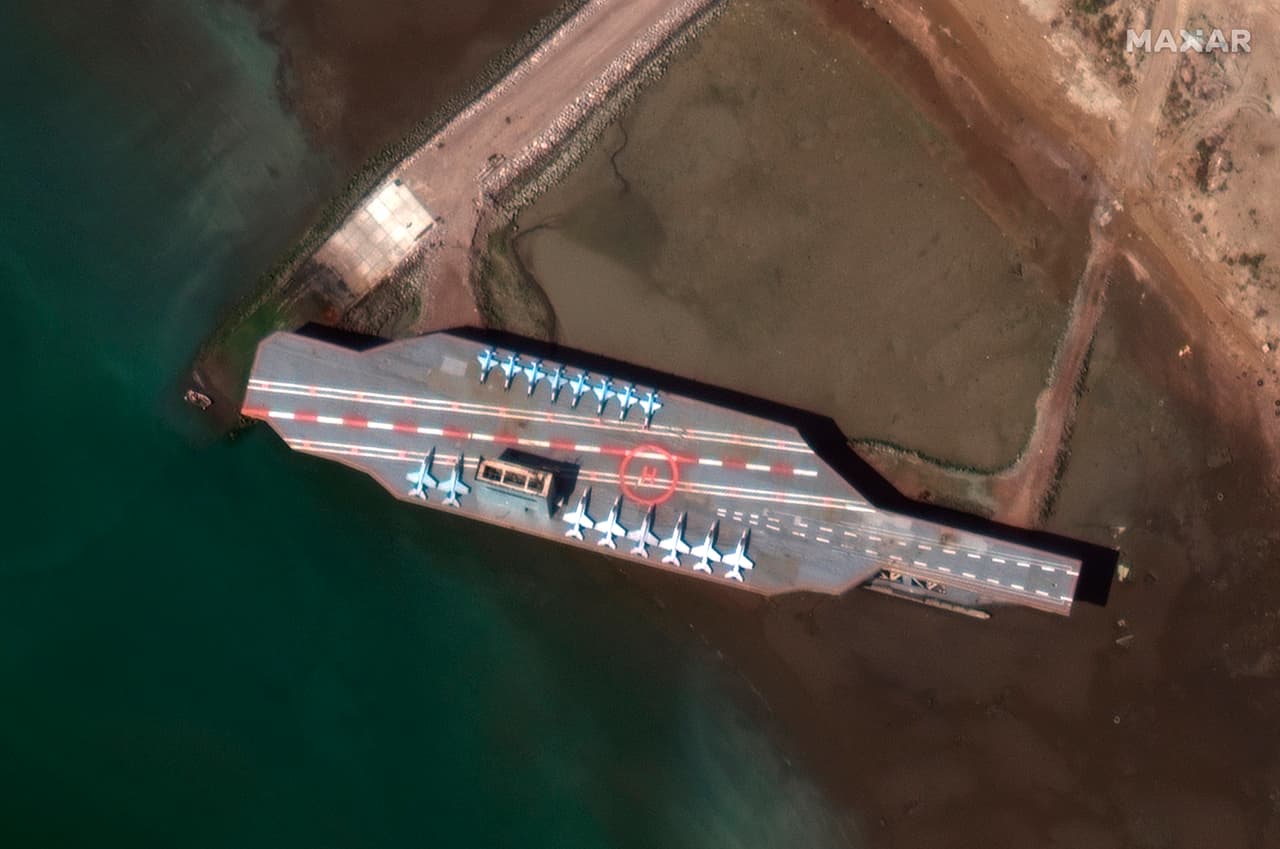 La réplica del portaaviones en el puerto de Bandar Abbas en febrero, antes de ser lanzada al mar para las prácticas. Imágenes transmitidas por el medio oficial iraní el 28 de julio mostraban a un grupo de soldados cuando bajaban por cuerdas sobre la réplica del portaaviones, un ejercicio que llamaron “Gran Profeta 14”.